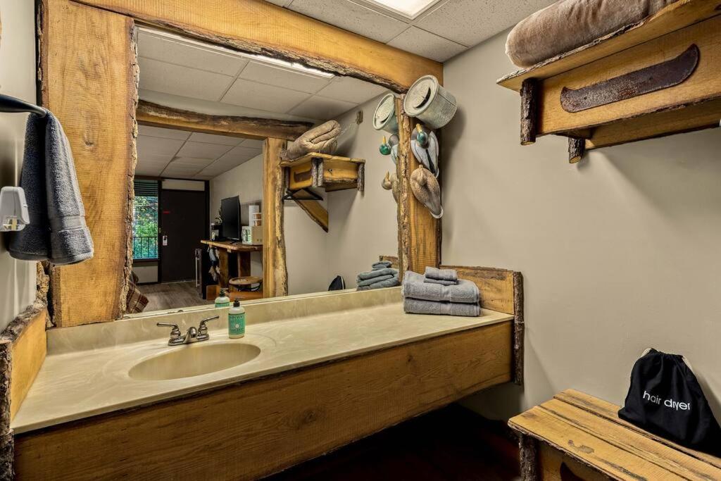 Stonegate Lodge King Bed Wifi 50 In Roku Tv Salt Water Pool Room # 101 Eureka Springs Εξωτερικό φωτογραφία