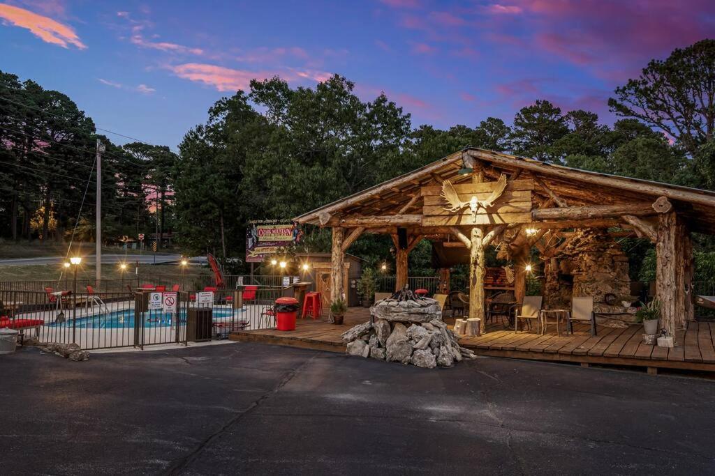 Stonegate Lodge King Bed Wifi 50 In Roku Tv Salt Water Pool Room # 101 Eureka Springs Εξωτερικό φωτογραφία